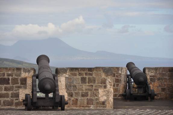 Canhões da gigantesca fortaleza de Brimstone Hill, na ilha de St. Kitts - Caribe